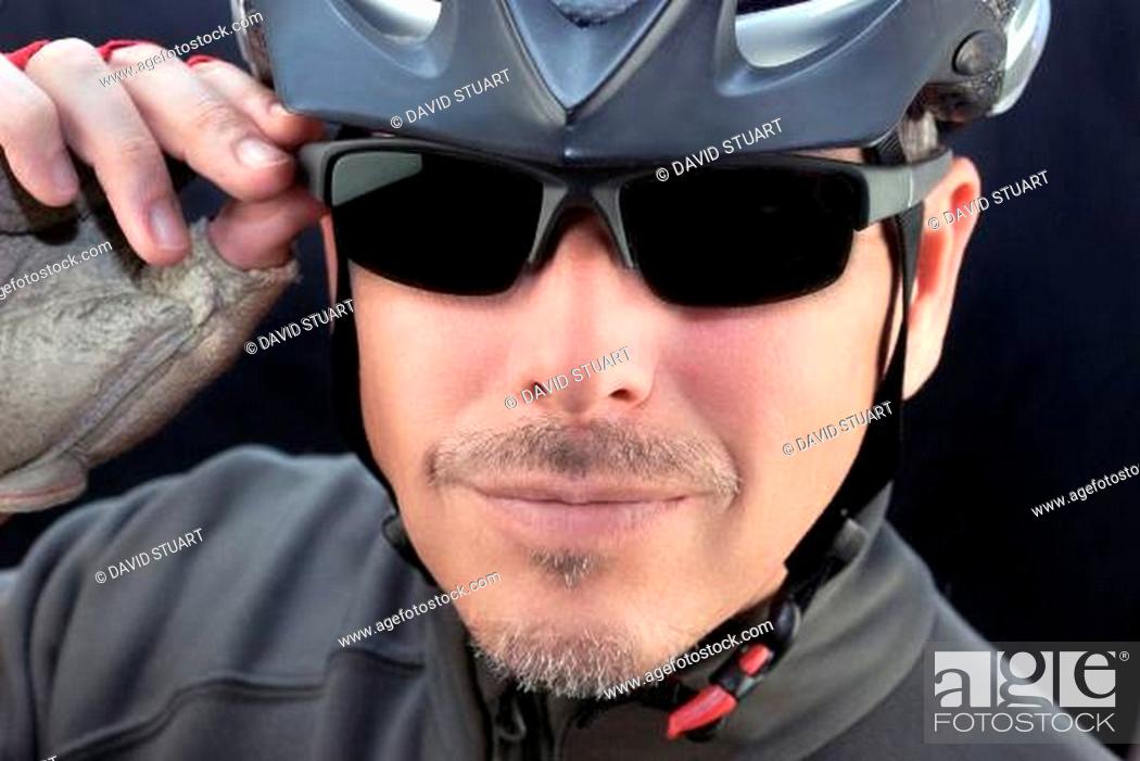 Imagen: Friendly Bicycle Courier Puts On Sunglasses.