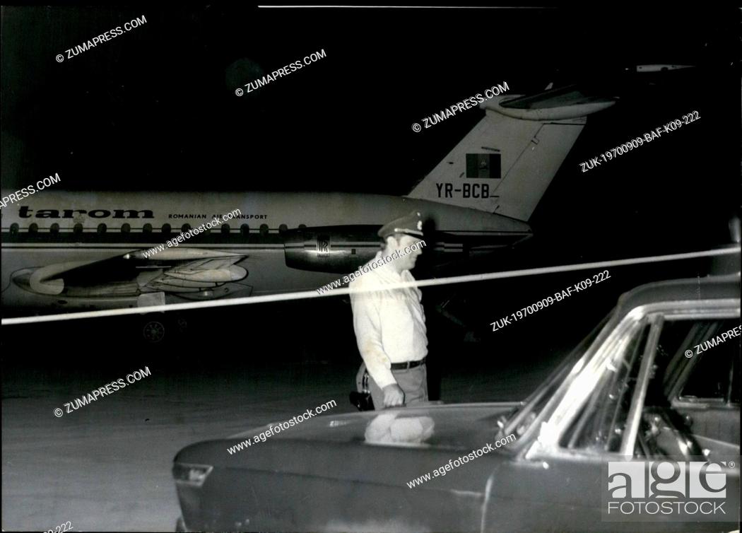 Photo de stock: Sep. 09, 1970 - Rumanian Airplane Hi-jacked - forced to land at Munich Airport: Hungarians forced the pilot to land and asked for polotical asylum.