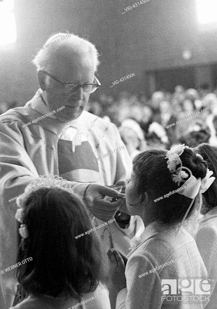 Imagen: DEUTSCHLAND, OBERHAUSEN, 21.04.1974, Seventies, black and white photo, religion, Christianity, First Communion, Eucharistic mass.