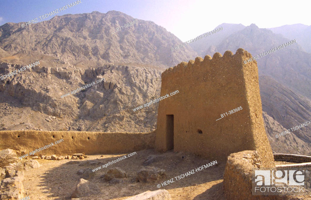 Imagen: Emirat Ras al-Khaimah, Reste vom Fort Dhayah, Ruine, im Hintergrund das Hajargebirge, Hajar-Gebirge Emirate Ras Al-Khaimah, ruines of the fort Dhayah.