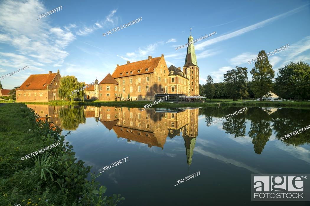 Imagen: Schloss Raesfeld in Raesfeld, Kreis Borken, Münsterland, Nordrhein-Westfalen, Deutschland | water castle Schloss Raesfeld in Raesfeld, Borken district.