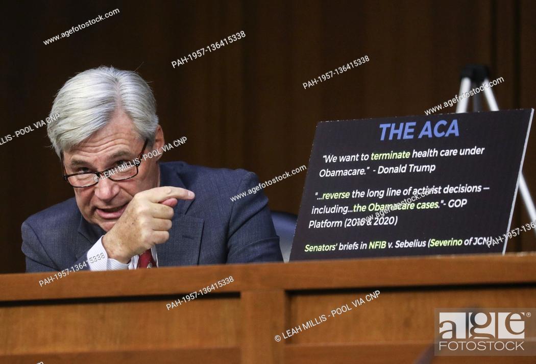 Photo de stock: United States Senator Sheldon Whitehouse (Democrat of Rhode Island) points to a chart as he speaks about efforts by conservative interest groups who oppose the.