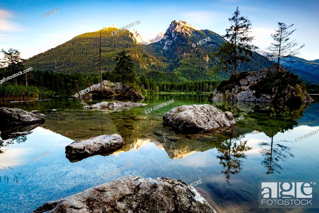 Photo de stock: The lake Hintersee in the bavarian Alps at Ramsau in Germany.
