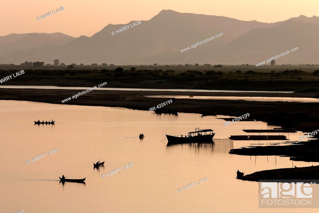Stock Photo: Boats, riverbank of Irrawaddy or Ayeyarwaddy, sunset, evening light, Bagan, Mandalay region, Myanmar.