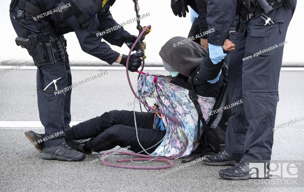 Imagen: 26 October 2020, Hessen, Zeppelinheim: An activist is arrested by police on highway 5. At the same time, several groups of environmentalists had rappelled down.