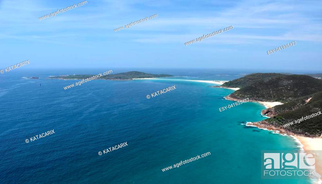 Imagen: Shark Island and coastline of Shoal bay on a sunny day from Mount Tomaree Lookout (Central Coast, NSW, Australia).
