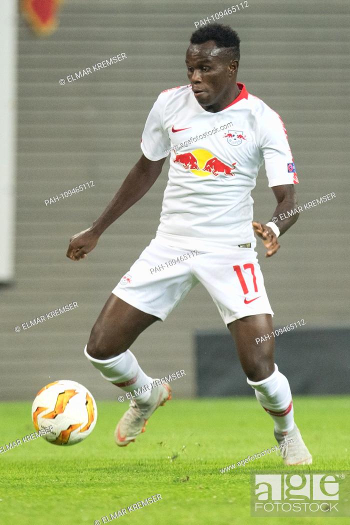 Stock Photo: BRUMA (L) with Ball, Einzelaktion with Ball, Action, Full figure, upright, Soccer Europa League, Group stage, Group B, 1.
