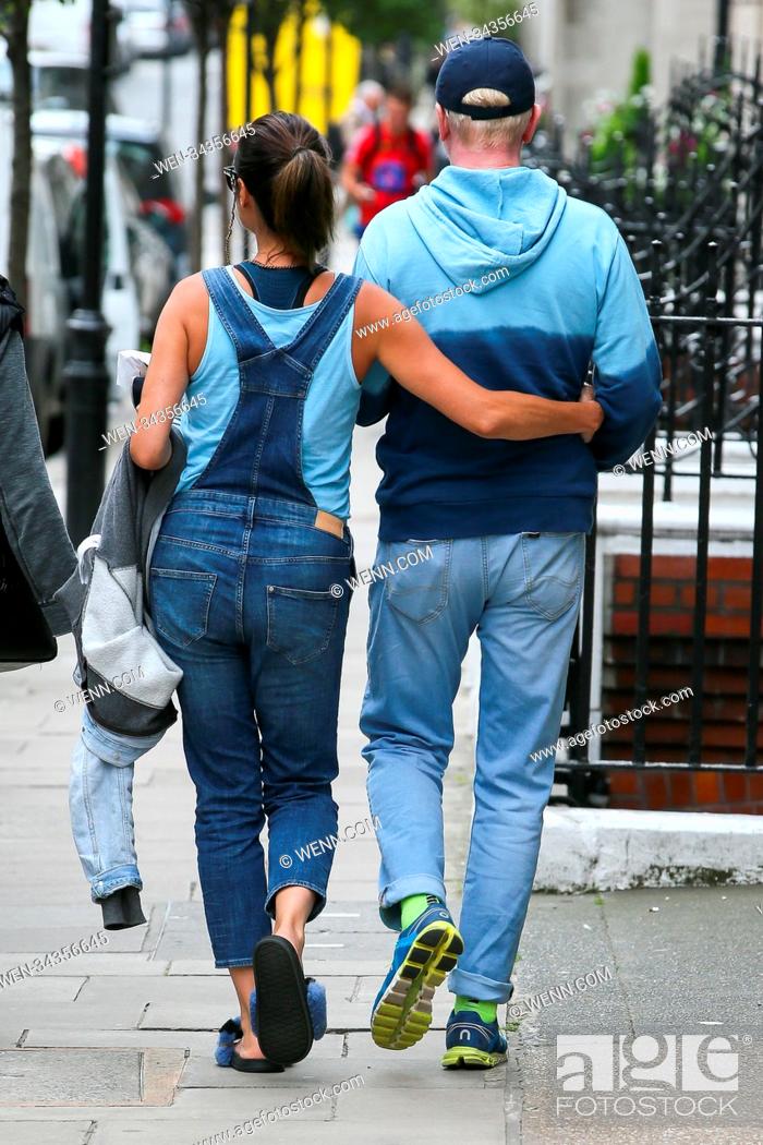 Photo de stock: Chris Evans and his pregnant wife Natasha Shishmanian might have given away their expecting twins gender by wearing matching blue clothes.