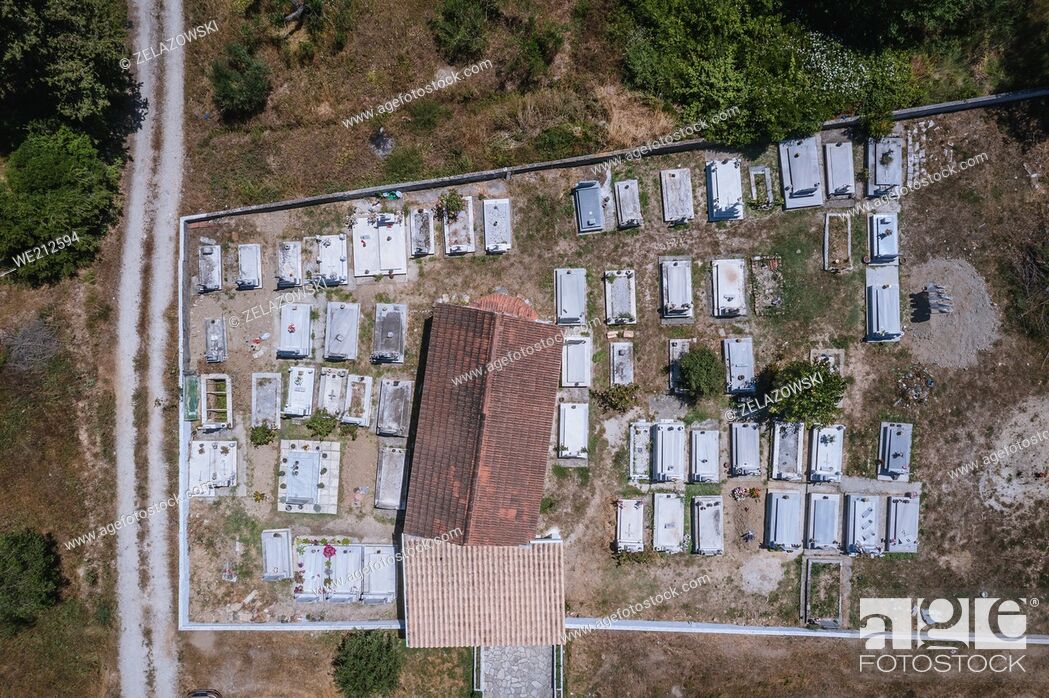 Imagen: Cemetery near Vouniatades village on the Greek island of Corfu.