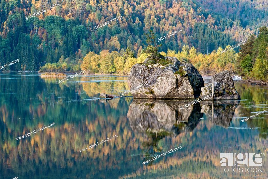 Photo de stock: Mountain lake Straumavatnet, between Sogndal and valley Austerdalen, valley Austerdalen, Sogn of Fjordane, Norway.