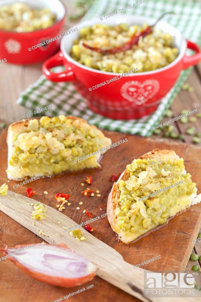 Stock Photo: Cream made with stuffed green split peas and sauce of olive oil and fried onions, served on bread slices.