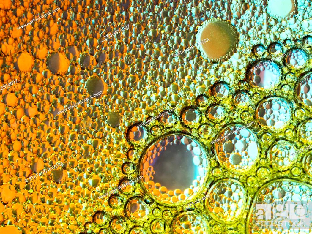 Imagen: Oil and soap bubbles in water.