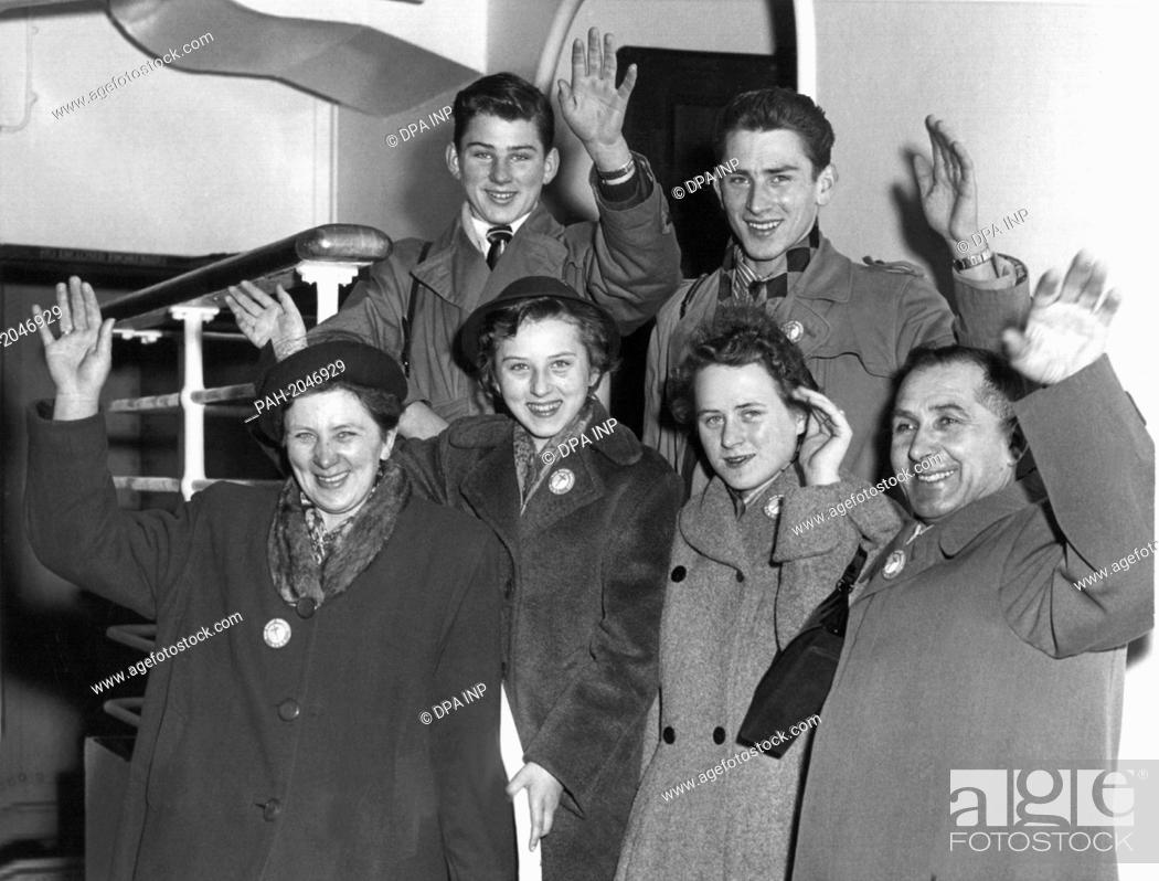Imagen: The family of Karl Hoffmann from Germany is waving with a smile after their arrival in New York on 18 November 1954. Front (l-r): wife Mathilde Hoffmann.