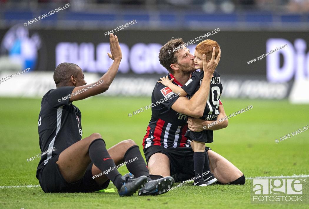 Stock Photo: final jubilation F, David ABRAHAM (F) kisses his little son, l. Gelson FERNANDES (F) Soccer 1. Bundesliga, 3.matchday, Eintracht Frankfurt (F) - Fortuna.