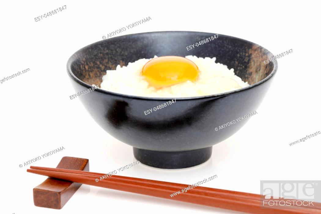 Imagen: Close up of Japanese rice with raw egg, Tamago kake gohan.