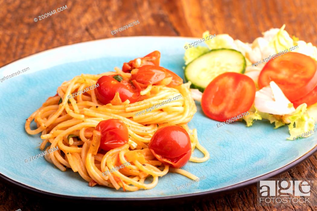 Stock Photo: Spaghetti mit Kirschtomaten.
