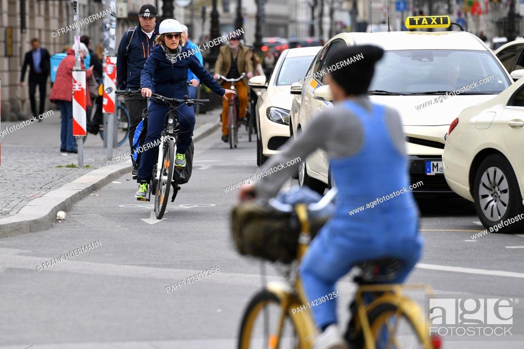 Stock Photo: Topic picture: Cyclists and pedestrians on the streets in the city center in Muenchen. Old Town, Odeonspaltz, cycle paths, cycle paths, cycle roads, road users.
