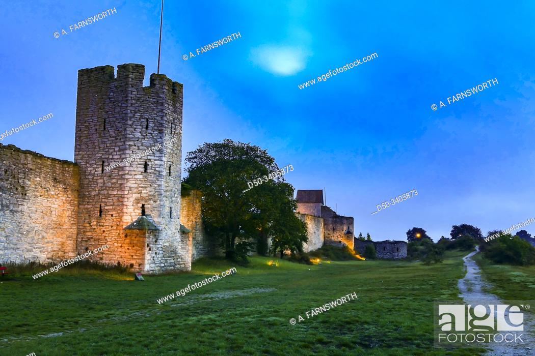 Imagen: Visby, Gotland, Sweden The Visby Town Wall at night.