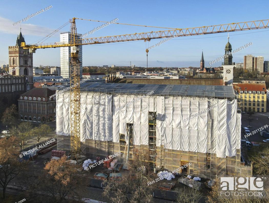 Stock Photo: 20 November 2020, Brandenburg, Frankfurt (Oder): The eastern façade of the town hall of the Oderstadt is scaffolded and suspended with tarpaulins (aerial view.
