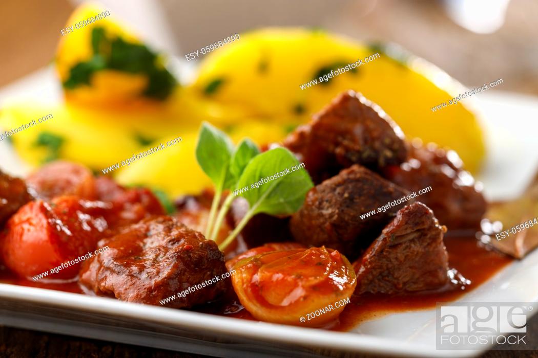 Stock Photo: griechischer Stifado-Fleischeintopf mit Kartoffeln.