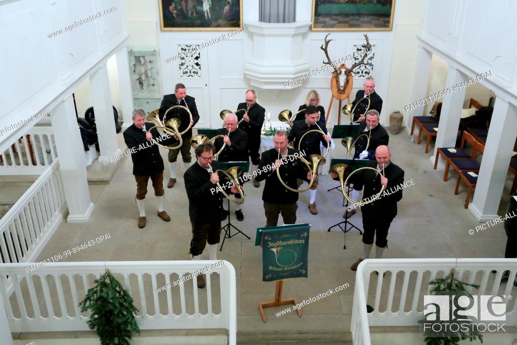 Stock Photo: 06 November 2021, Saxony-Anhalt, Ballenstedt: The parforce horn band ""Mildetal"" from Gardelegen plays pieces in the castle church.