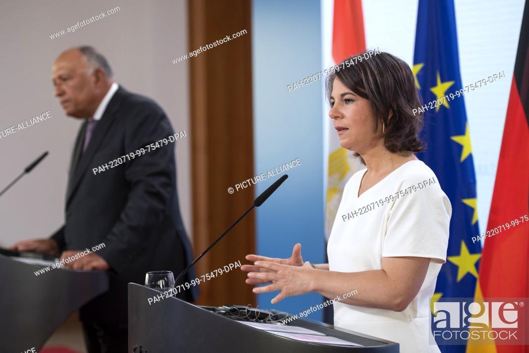Stock Photo: 19 July 2022, Berlin: Annalena Baerbock (Bündnis 90/Die Grünen, r), Foreign Minister, speaks at the closing press conference after the Petersberg Climate.