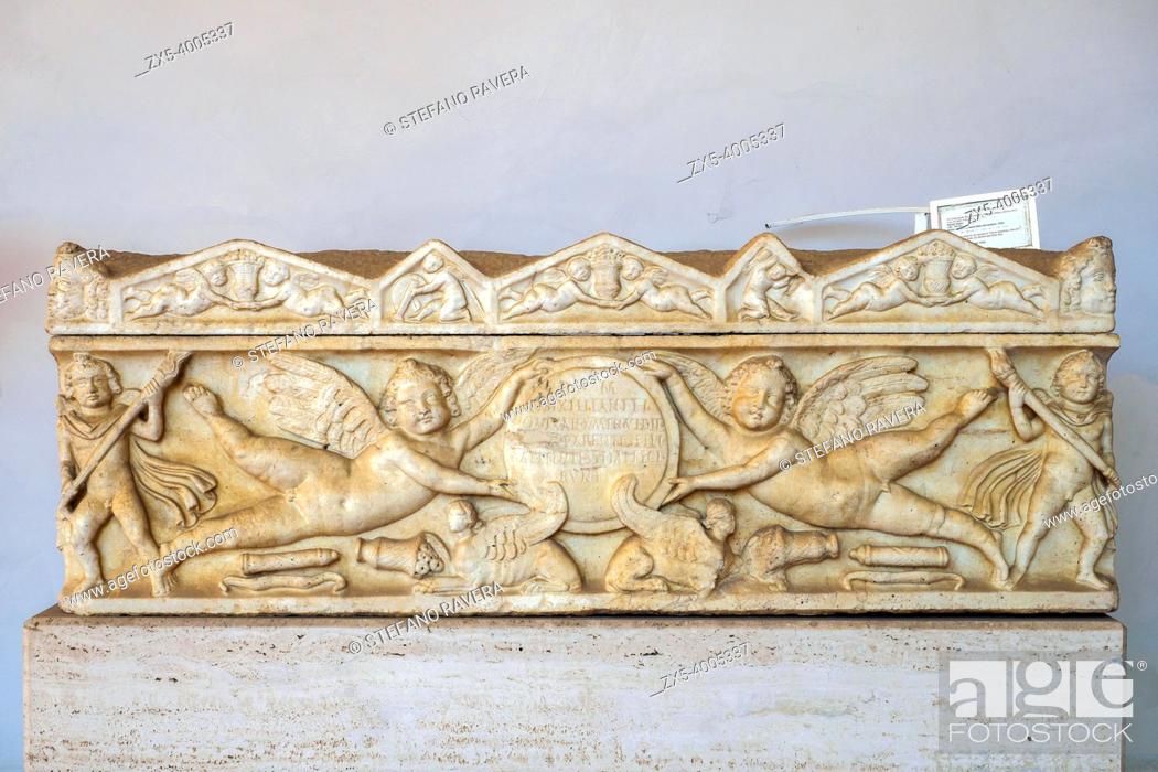 Photo de stock: Sarcophagus made by the parents of Flavia Sextiliae, who died at the age of ten years, six months and three days. White marble.