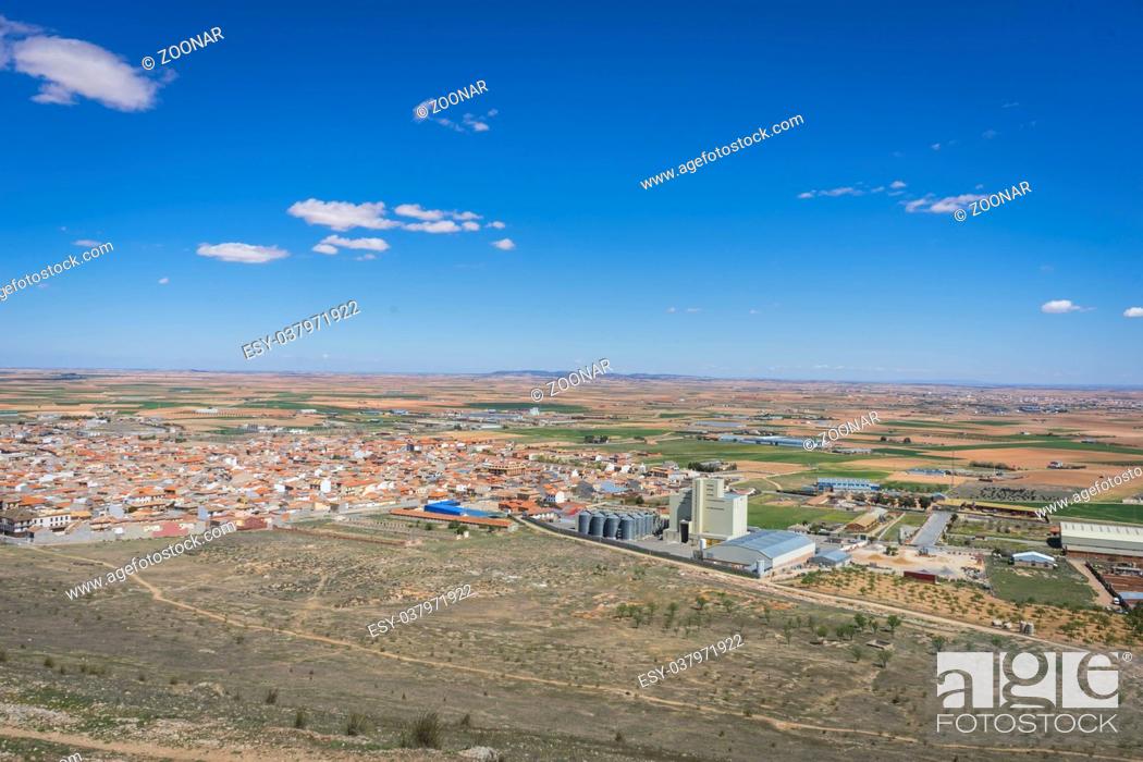 Imagen: view from the medieval castle of Consuegra in the province of Toledo, Spain.