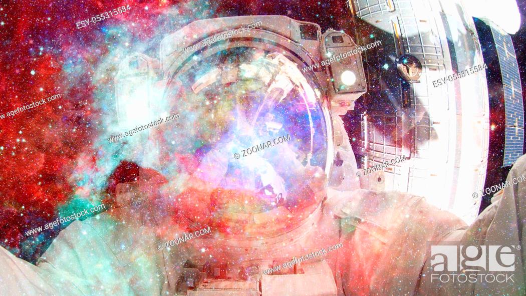 Imagen: Astronaut in outer space. Science fiction art. Elements of this image furnished by NASA.