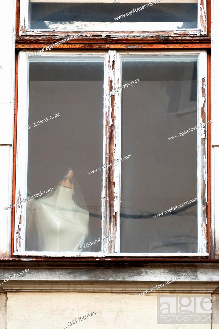 Imagen: Abblätternde Holzfenster, Symbol für Verfall, Stillstand, Armut, Schaden.