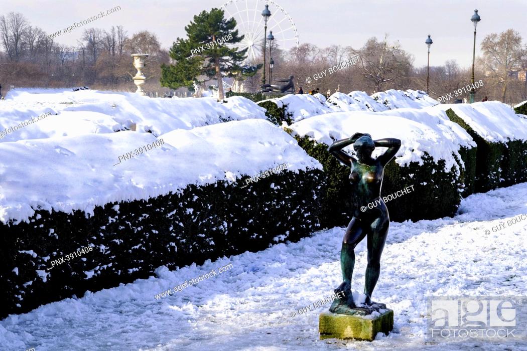 Stock Photo: Europe, France, Ile de France, Paris, The Tuileries Garden under the snow, statue by Aristide Maillol.