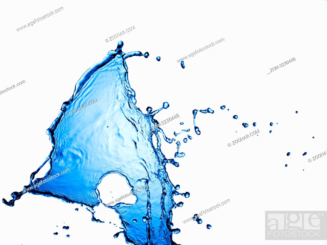Imagen: water splash isolated on white.