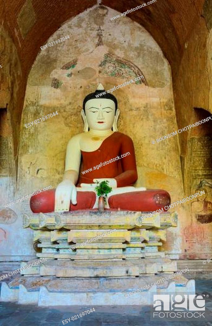Stock Photo: Ancient seated buddha statue in Bagan temple, Myanmar.