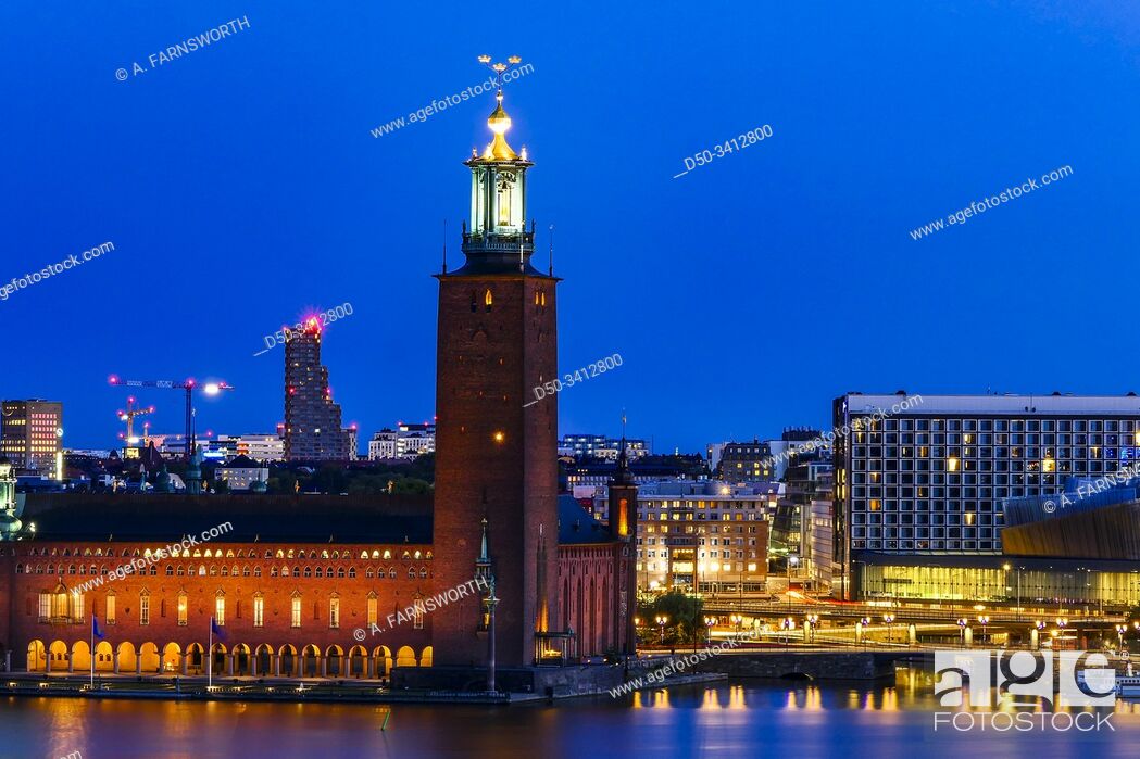 Imagen: Stockholm, Sweden The city skyline at dawn over Riddarfjarden and the Stockholm City Hall.