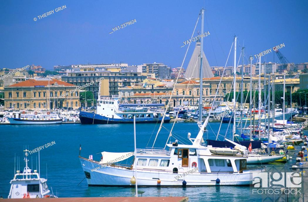 Stock Photo: Italy, Sicily, Siracusa city, Ortigia island, port on West side.