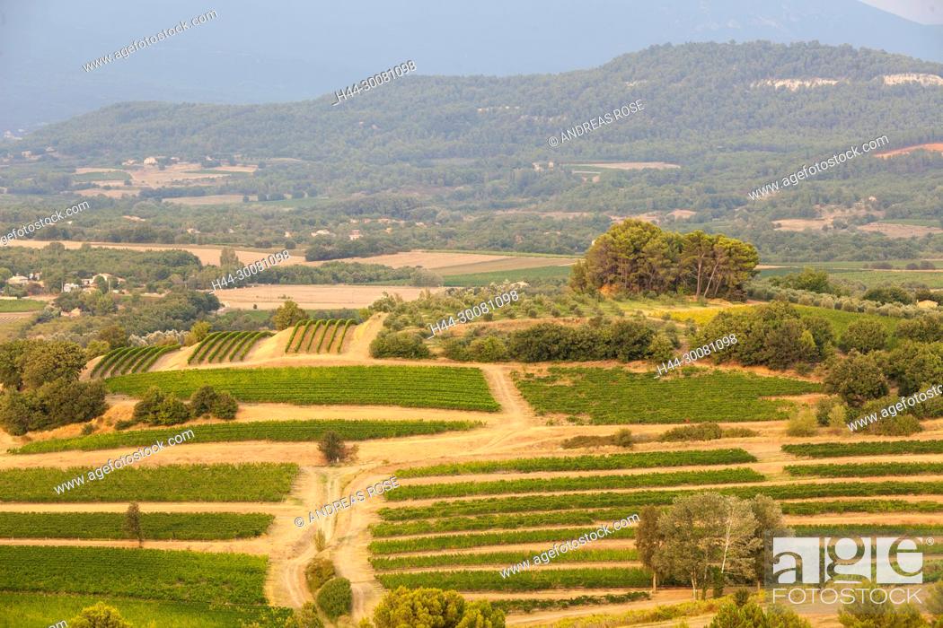 Stock Photo: Blick über die Landschaft der Provence bei dem Dorf Roussillon, Département Vaucluse, Region Provence-Alpes-Côte d’Azur, Frankreich.