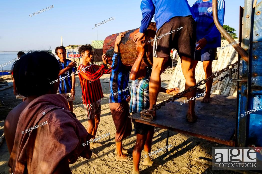 Stock Photo: Porters on the banks of the Ayeyarwady River, Mandalay, Myanmar.