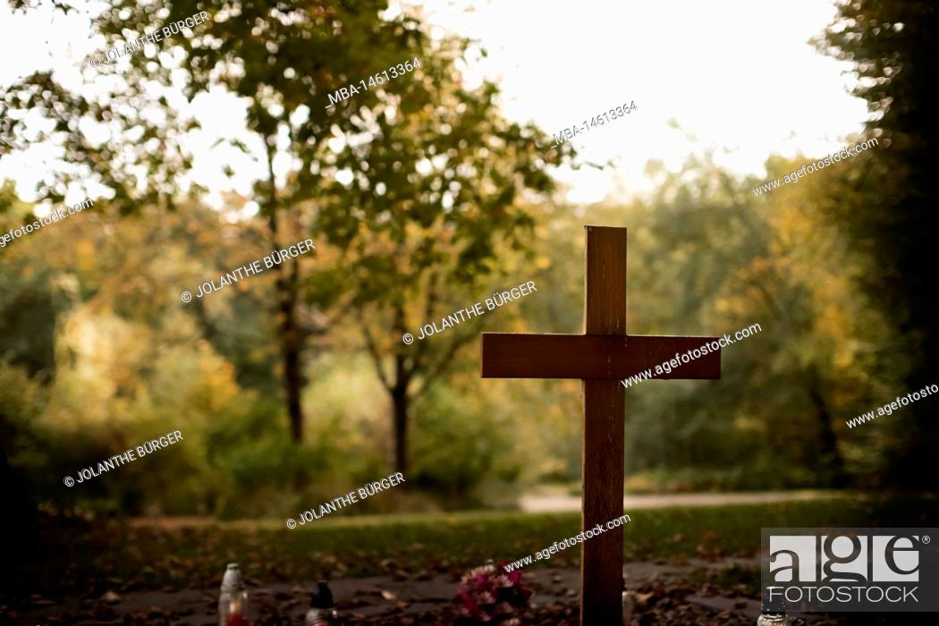 Imagen: Wooden cross in a forest cemetery.