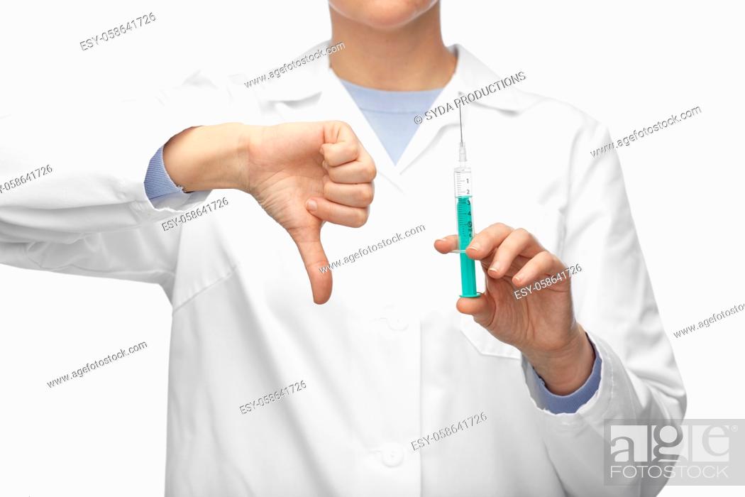 Imagen: close up of doctor with syringe shows thumbs down.
