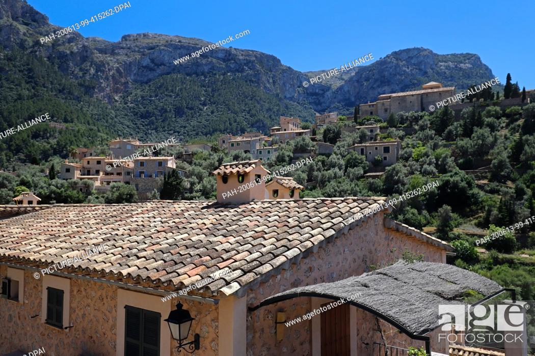 Photo de stock: 13 June 2020, Spain, Deia: View of the village with many German inhabitants or owners of second homes in Mallorca. The Balearic Islands.