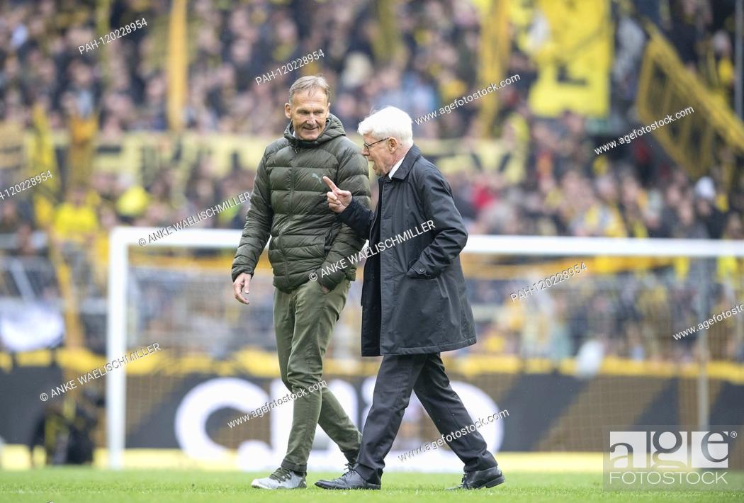 Stock Photo: Hans-Joachim WATZKE l. (Chairman of the Management DO) walks with Dr. Ing. Reinhard RAUBALL (League President, President DO) after the match over the field.
