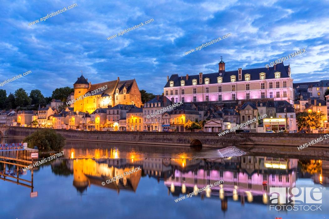 Stock Photo: France, Mayenne, Laval, the banks of Mayenne river, the medieval Old Castle and the Renaissance New Castle.