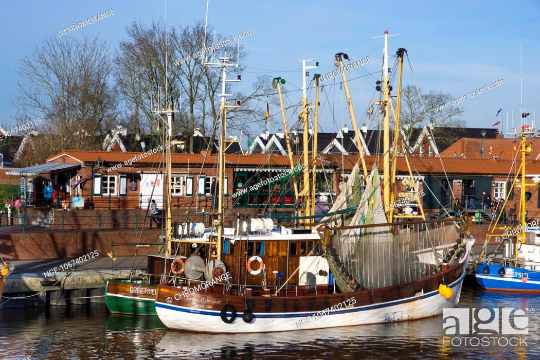 Photo de stock: Harbour of Greetsiel with fishingboats, Greetsiel, commune Krummhoern, district Aurich, East Frisia, Lower Saxony, Germany, Europe.