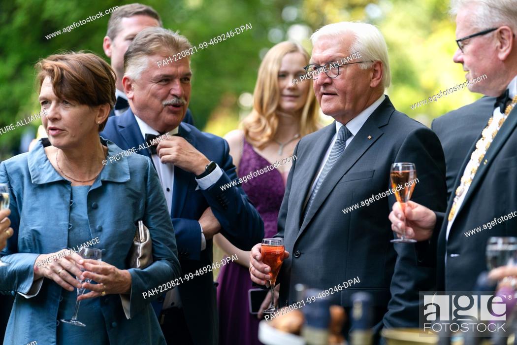 Stock Photo: 21 August 2022, Bavaria, Bayreuth: German President Frank-Walter Steinmeier (2nd from right) and his wife Elke Büdenbender (l) stand with Bayreuth Mayor Thomas.
