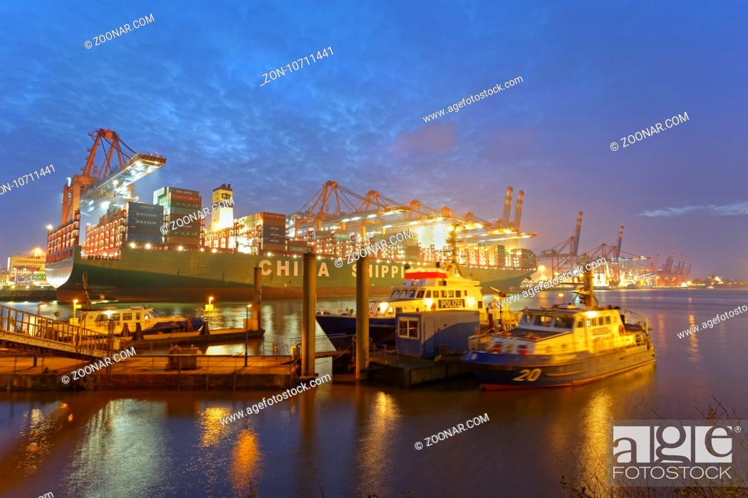 Stock Photo: Ein Containerschiff liegt bei Nacht im Hamburger Hafen, Containerterminal Eurogate, Hamburg, Deutschland / Container ship at night, Hamburg harbor.
