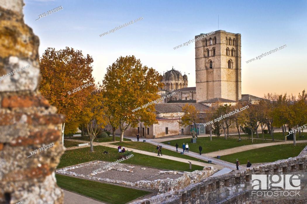 Photo de stock: Cathedral seen from the castle, Zamora city, Zamora Provience, Castile and Leon, Spain, Europe.