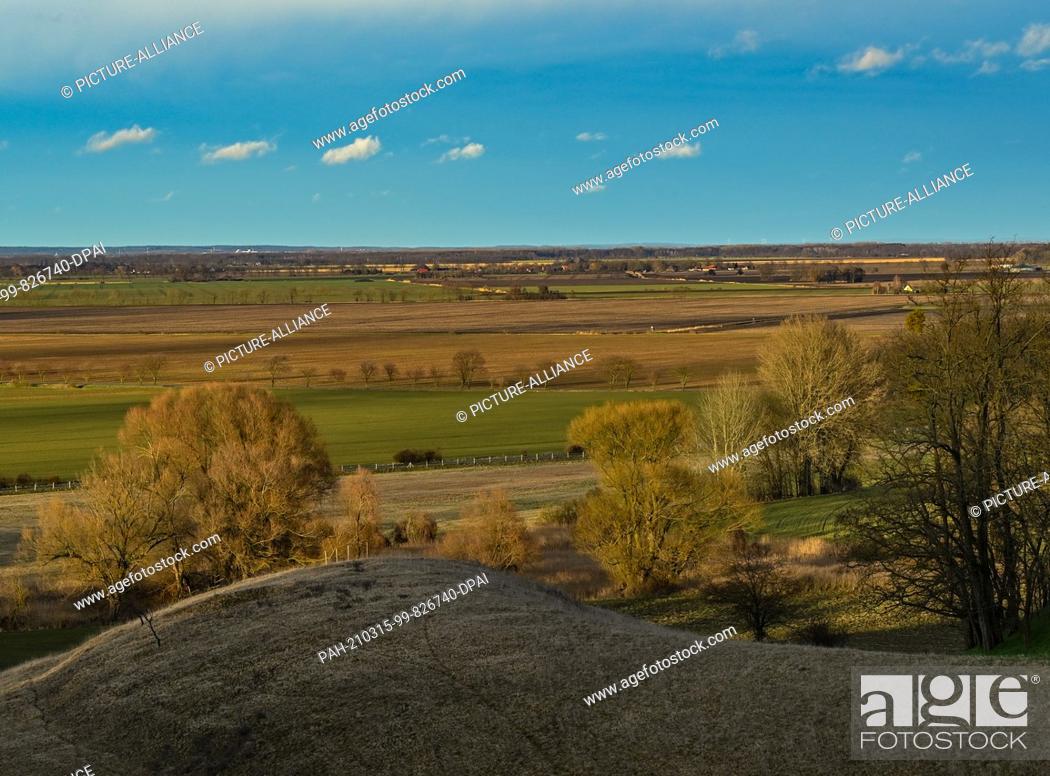 Stock Photo: 13 March 2021, Brandenburg, Mallnow: View from the slopes at the edge of the Oderbruch, a region in the east of the state of Brandenburg.
