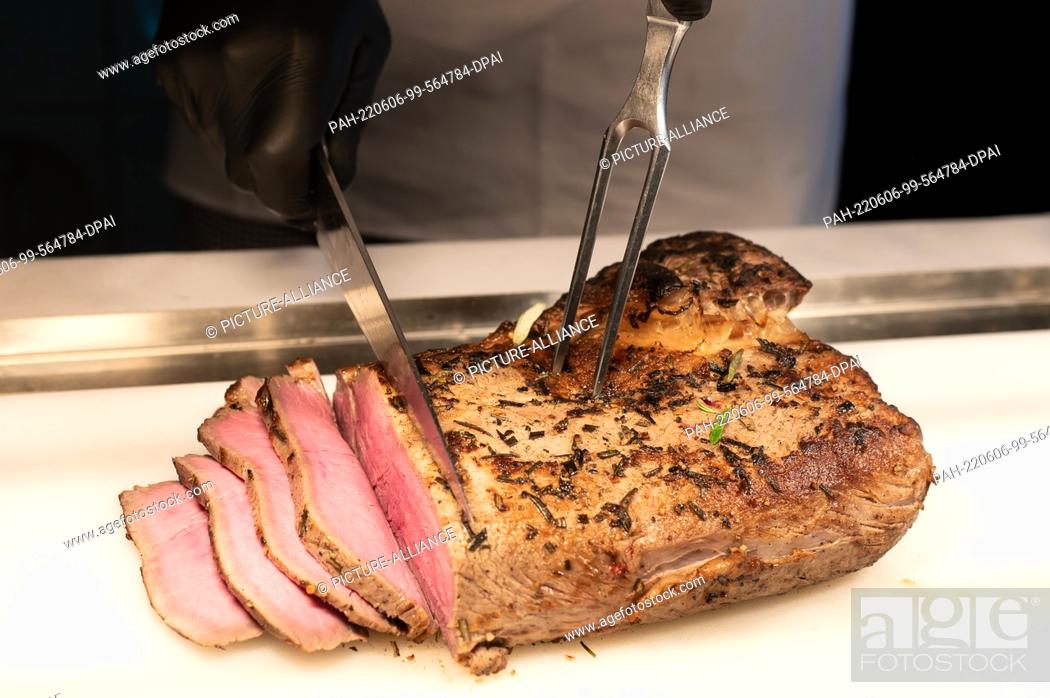 Stock Photo: 04 June 2022, Baden-Wuerttemberg, Rottweil: A piece of meat is cut during the main course of a wedding dinner at a wedding reception in the banquet hall.