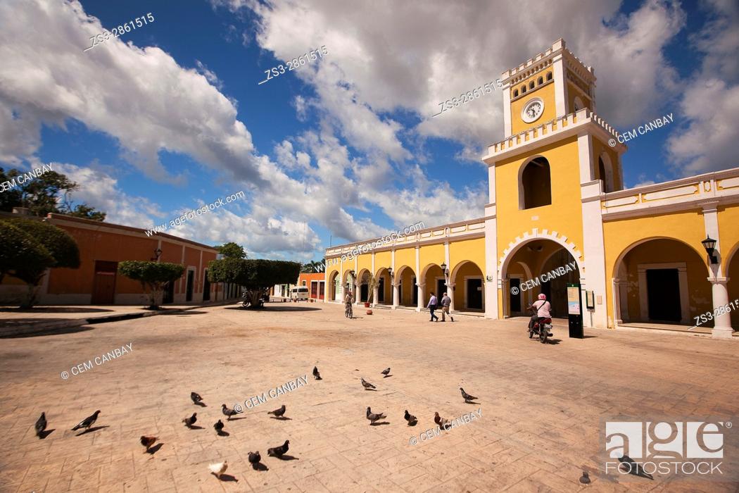 Stock Photo: View to the Portales de San Francisco with the clock-tower at the San Francisco Square-Plazuela De San Francisco, Campeche City, Campeche State.