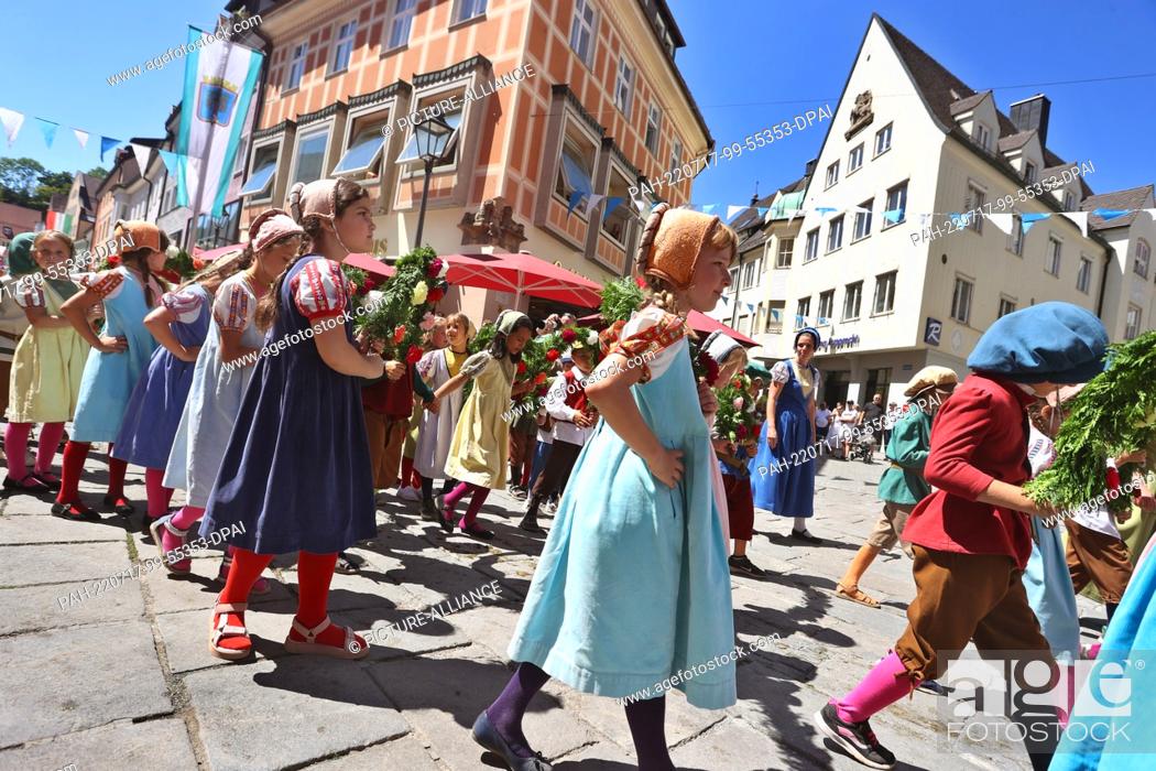 Stock Photo: 17 July 2022, Bavaria, Kaufbeuren: Girls parade through the city in authentic historical costumes at the Tänzelfest festival procession.